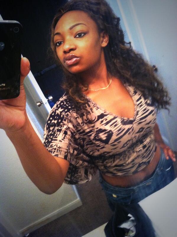 siempre_fuego's tweet image. I can tell by the way she smile; Probably a little dramatic but it compliments her style 😏 #2Rounds #shemyshawty