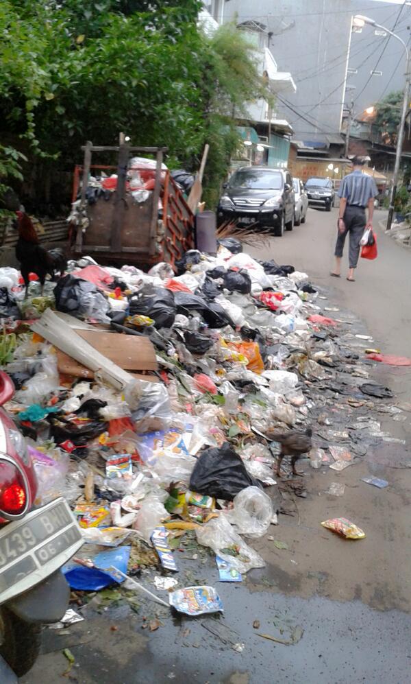 pak @jokowi_do2 tumpukan sampah di daerah glodok sdh seminggu tidak di angkat krn t ada petugas nya.!!