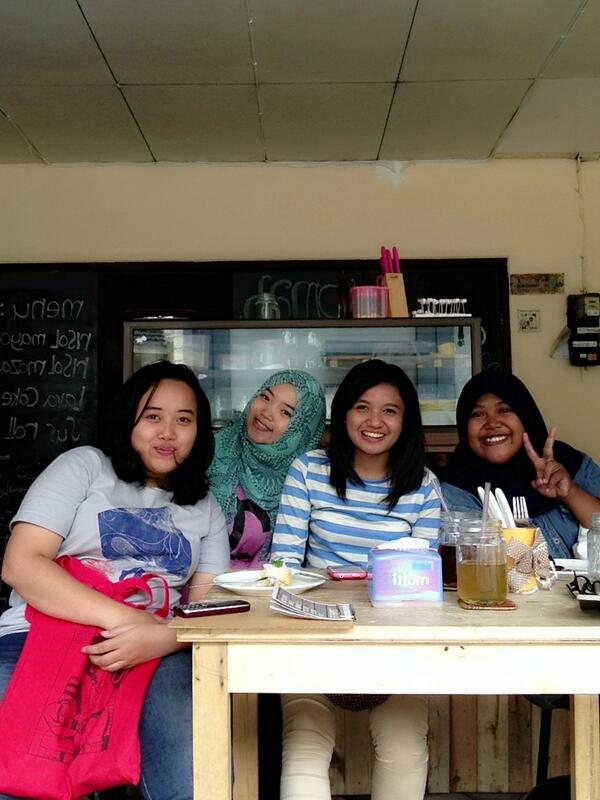 KlasticMLG's tweet photo. halo halo kita meeting loh...lagi ngomongin kejutan buat kalian .. yang lain kalo mau gabung kesini juga boleh :D http://t.co/8iYT0cHp3n