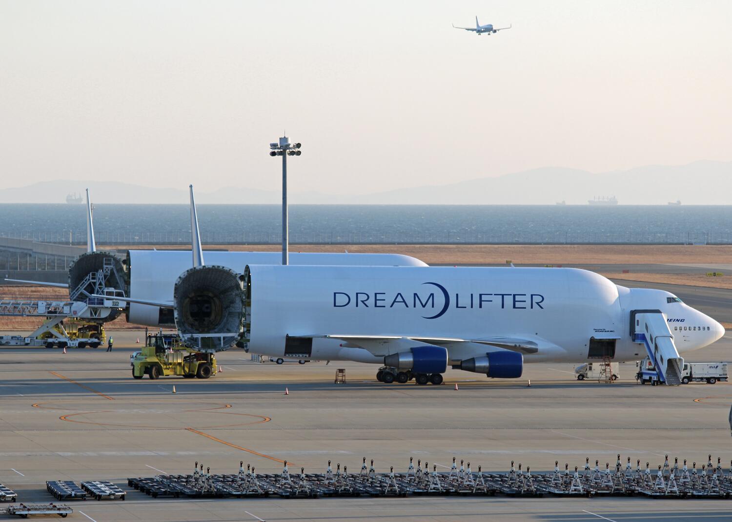 中部国際空港セントレア on X: 本日セントレアにドリームリフターが2機飛来しました。2機来ることも珍しいのですが、同時に機体後部を開けていました♪  ☆ドリームリフター撮影ガイドはこちら。t.cojEJM6kNVzM  X