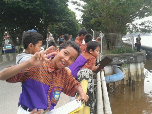 RNaufalyanto's tweet photo. Pinggir sungai http://t.co/FbTBtGUME7