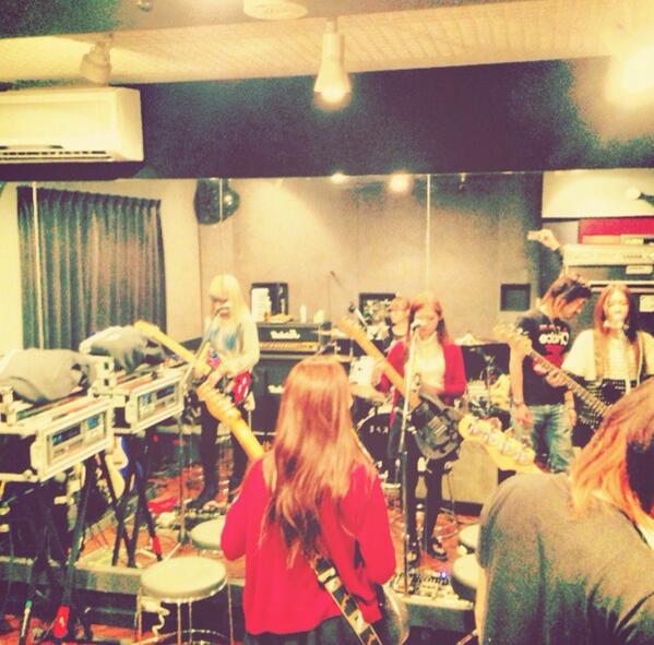 scandal_band's tweet photo. HARUNAの舞台稽古終わりで明日のEX THEATERのリハーサル!!
かっこいいライブやるぞー！
当日券も若干出ると思われるので是非お越し下さい！※今日のスタジオやや狭め http://t.co/28R5cMLxKD