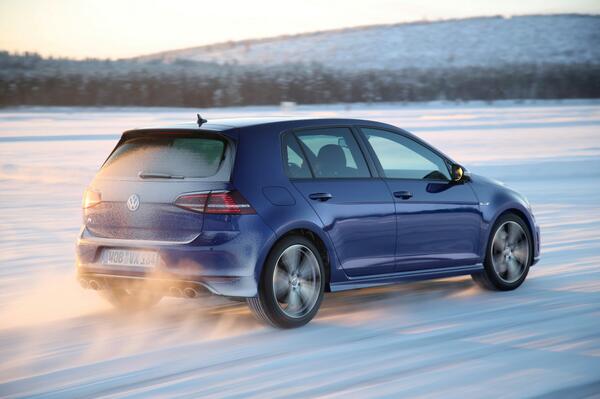 VW_es's tweet photo. Todos los detalles del nuevo Volkswagen Golf R,ya disponible en España!300 CV #4Motion http://t.co/8YDEXG9Mp8 #VWGolf http://t.co/PQ1jdmaeUI