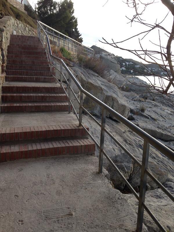 carlesparamo's tweet photo. Estem millorant el camí de ronda #aRoses. l'Estat, també en això s'ha retirat de #Catalunya http://t.co/3mGKfXMg74