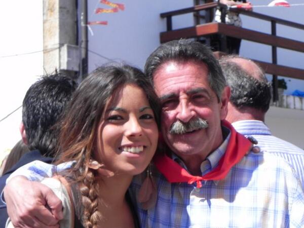roOluna's tweet photo. Hoy es nuestro cumpleaños Señor @RevillaMiguelA Muchisimas Felicidades!Alegría a este díagris enlatierruca http://t.co/mJ0skhJWv1