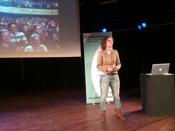 KSDenHaag's tweet image. Onze collega Daphne Browne gaf zojuist een presentatie over o.a. ons OSCAR magazine tijdens het #PrintEvent