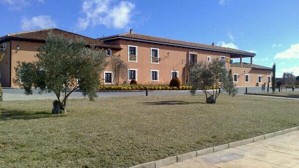 tomasgg84's tweet photo. Esta mañana a tocado grabar unas tomas para un video promocional de @amundoverde en la bodega los algibes. http://t.co/HFN2f2X6UT