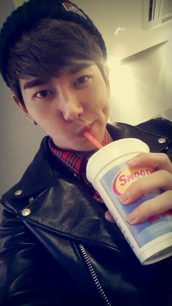 BBomb_90's tweet photo. Want my drink baby? RT @taeeun_93: BBomb_90 OMGGGG http://t.co/Hp1x1Sv1SA