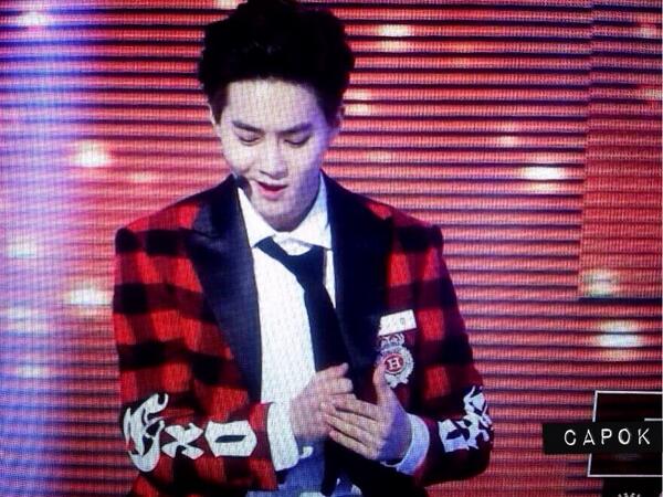 capok522's tweet photo. 140123 서울가요대상 preview 체크 왕자님>_< #SUHO #capok http://t.co/JSMtzg9IvO