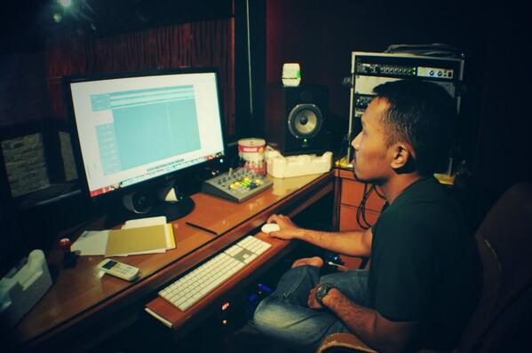 dan untuk rekaman kali ini DAFT di bantu sama <a href="/rezairwan/">M. Reza Irwansyah</a> dari <a href="/ejamusicstudio/">Ejamusic Studio</a> :D #TAKADARASATAKUT #latepost