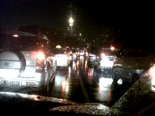 Hencot's tweet photo. Pak tolong pak kondisi jalanan bandara soetta nih ke arah terminal 3 . @TMCPoldaMetro http://t.co/w5OmfP6TCK