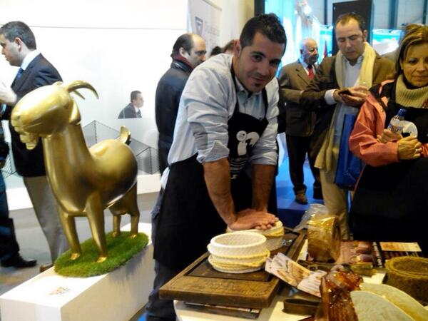 Aquí tenemos al gran Ismael Barea de <a href="/Quesoselbosque/">Quesos El Bosqueño</a> mostrando su arte haciendo quesos! #Fitur2014
