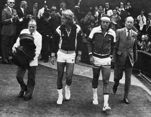#TenisRetro <a href="/LibroTenisArg/">HistoriaTenisArg</a> 1978 rodaje película Players, con Vilas, en Wimbledon. Rival: actor Dean Martin.