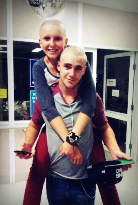 InVargas's tweet photo. Su novia fue diagnósticada con cáncer, perdió todo su cabello. Su novio, se rapó la cabeza por ella. INCREÍBLE 👏💗 http://t.co/DqZn4pjUZT