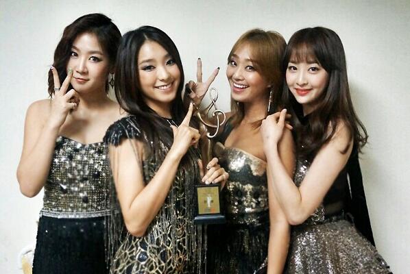 sistarsistar's tweet photo. [보라] 서울가요대상 본상 수상 씨스타!!!!!!!!! 감사합니다. 2014년도 열심히하는 씨스타 그리고 새로운 모습의 씨스타 기대해주세용♡♡ http://t.co/cpchWpYYIE