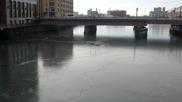 naughtonbos's tweet image. It's so cold that Fort Point Channel has frozen over. #howcoldisit