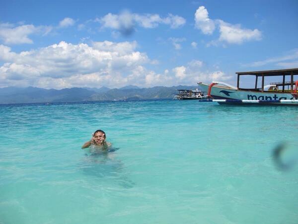 Monic7's tweet photo. @TonightShow_NET Perdana belajar fun dive n snorkling hmpr 3 jam di gili trawangan, lombok.. Kerennnn #LiburanSaya http://t.co/6nxSl0VmWz