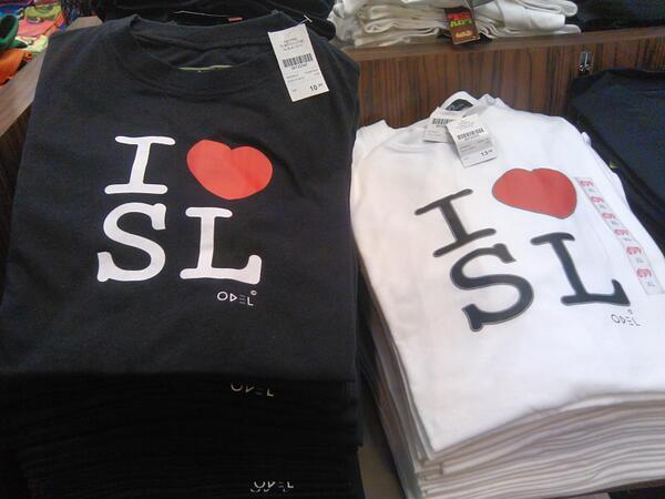 På flyplassen i Colombo er de ekstremt begeistret for <a href="/sondrelercheno/">Sondre Lerche</a>