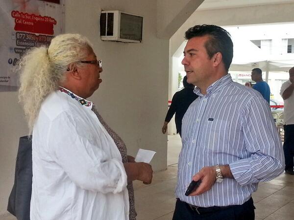 EstoyConMau's tweet photo. El presidente @MauricioGE_ atendiendo a la ciudadanía en los bajos de palacio municipal. http://t.co/SxqfGQsYCY