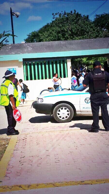 TransitoSOL's tweet photo. El programa #VigilanteCiudadano supervisando la vialidad en las escuelas. @MauricioGE_ @TwittPlaya @YoAmoPlaya http://t.co/yDdwKq3D0c