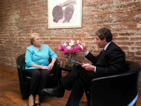 bacheletmichell's tweet image. Este domingo @CNNEE retransmitirá la entrevista frontal y sin vueltas de @monterocnn @bacheletmichell