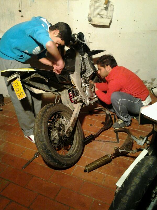 ntoniotieso96's tweet photo. pues.en talleres relente cambio de lux jajaja @velascod10 y@alejandroktm http://t.co/Cjtax6FYML