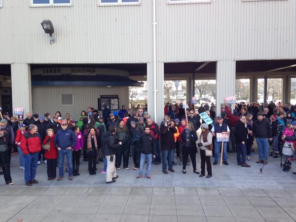 brett_veerhusen's tweet image. Tweeting live from Fishermens Terminal Save Bristol Bay rally with Senator Cantwell. About to kick things off!!