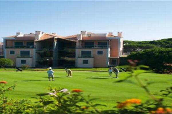 Beautiful 2 bed,2 bath penthouse apartment available for rent. Overlooking the 12th green.taking bookings now
