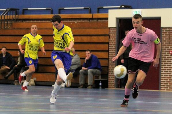 MartindeJong68's tweet photo. Gisteravond 3 goals van @mbuursma voor @FutsalCambuur tegen EHS 85. @fcjeugd http://t.co/CNK4eR8SH3