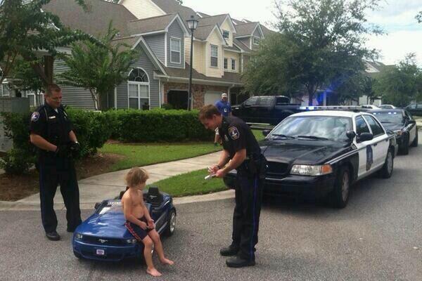 _willdunn's tweet photo. "@WilyWonkuh: Exclusive pikture of justun beebur geting arrestid http://t.co/W3I3NzSPMG" wkwk