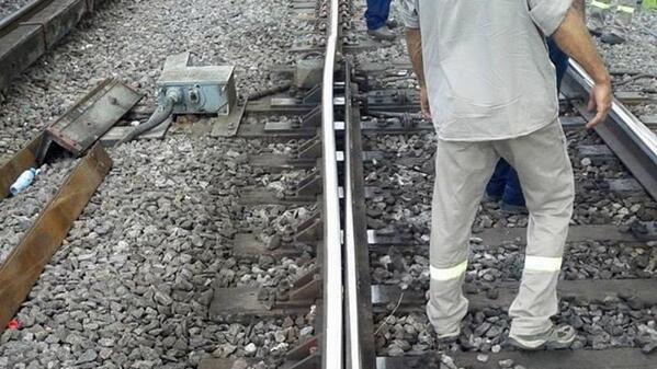 infobae's tweet photo. El calor dilató las vías del tren Sarmiento entre Padua y Merlo http://t.co/wPEeJlUwIO http://t.co/CqSr34jwPC