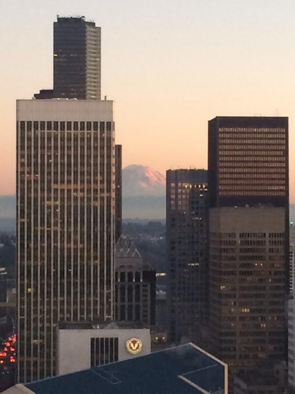 GreenAppleBooks's tweet image. A lovely sunset in Seattle. #wi9