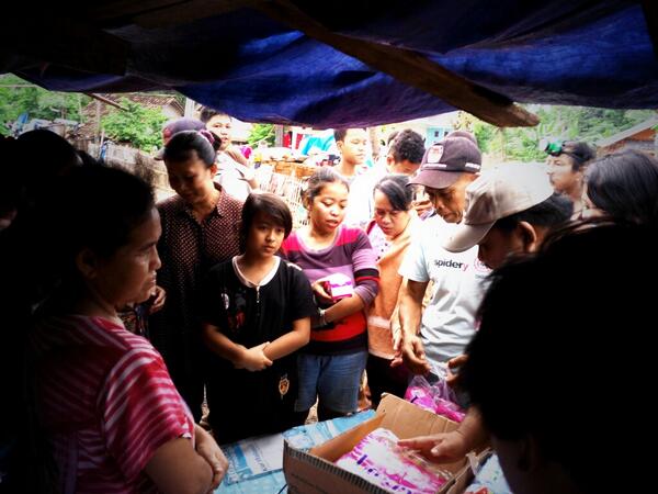 BEMstikombdg's tweet photo. Penyerahan bantuan u/ korban Banjir Pamanukan BEM &amp; @BudakBidik @Akademik_Stikom @Kami11_ http://t.co/aFM3bmL0n6