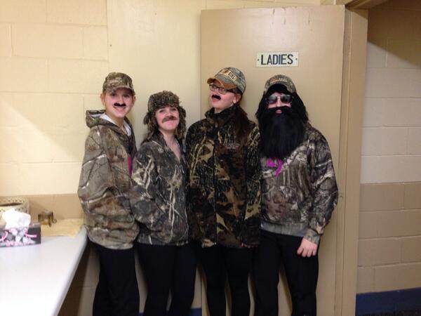 SarahMoore1997's tweet photo. Embrace the brotherhood of the beard! #curlingnight #thesegirls #amazing #duckdynasty http://t.co/sU9f5d1RAW
