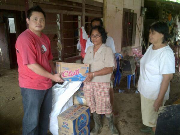 RT <a href="/victortendra/">Victor Tendra</a>: Penyerahan bantuan dr ANEKA SARI Peduli kpd Warga Kel. Banjer @bangAiManado <a href="/HarleyManado/">harley_mangindaan_SIAAP</a>