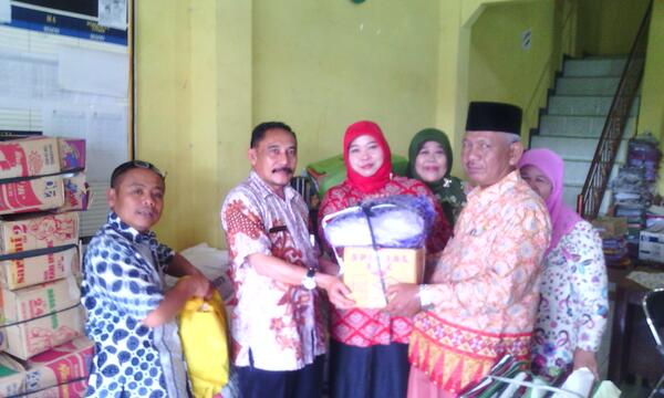 Upt cilodong menerima sumbangan makanan/pakaian dengan uang 8jt.yang akan di salurkan ke subang bencana banjir.