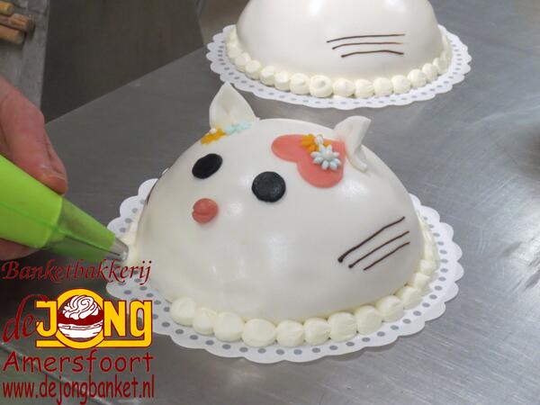 pastrybaker's tweet photo. Hello Kitty, vanaf nu te bestellen bij @pastrybaker http://t.co/vxGISsSyxe
