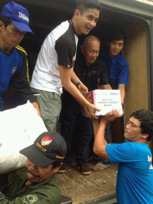 Official_MNCTV's tweet photo. Yayasan Jalinan Kasih &amp; MNCTV Kakak kece @adlyfayruz,membantu Korban Banjir diposko pengungsian Univ Borobudur Jaktim http://t.co/IZvK29WWWS