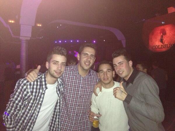 Pablo_Medina17's tweet photo. se fue de las manos y mucho... pero fue una gran noche 😉 @marioarandabaos @JAngelFdz @david_gaso http://t.co/wVl6UaPboc