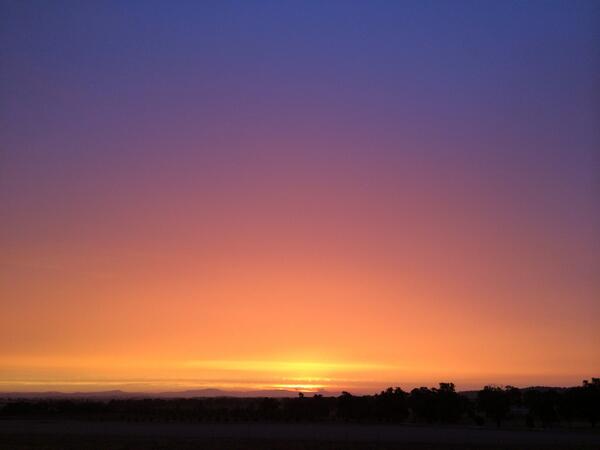 AndrewRHolmes's tweet photo. Sunset #canowindra #nofilter http://t.co/EyihnHtmE4