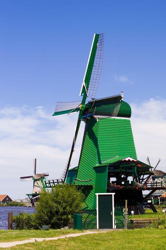 eduabroadpl's tweet photo. Don’t U want to see a real windmill? Smell the tulip, meet new mates? So, move to Groningen:: http://t.co/yWpyusm5VO http://t.co/BttADsJyvS
