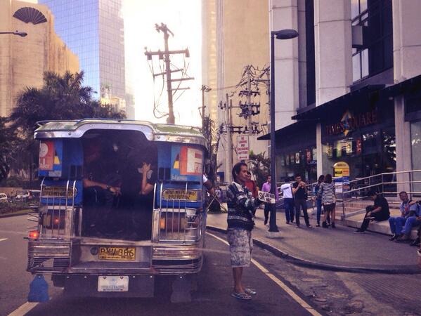 DojG's tweet photo. @MMDA All day long. #nevermindthesign #causingtraffic #makatiavecorbiendia http://t.co/6nLqm6dG33
