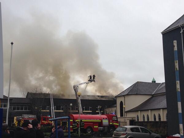 andrisleanach's tweet photo. Fire still spreading in Dungarvan. Huge damage to Glanbia and Shaws. Still not under control. http://t.co/qenFS2c5fQ