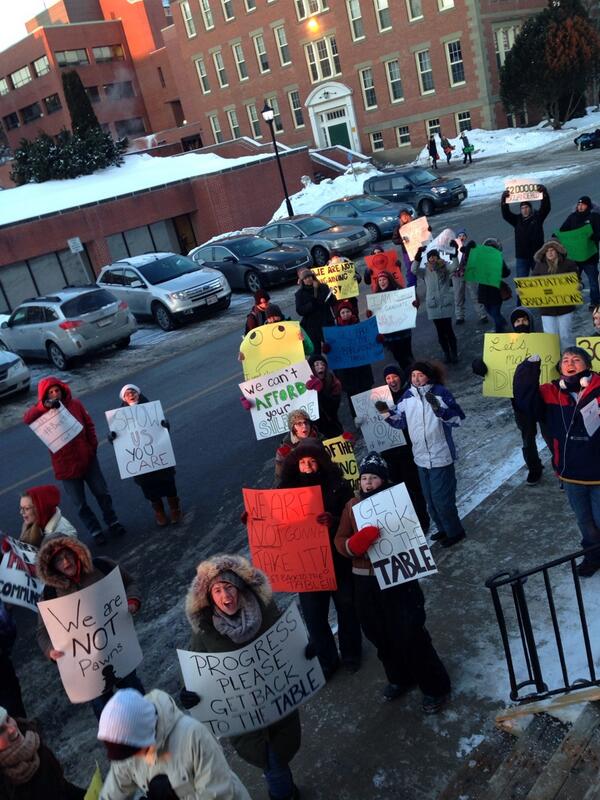 Brunswickan's tweet photo. Students rallying in front of the old arts building this morning. #getbacktothetable #UNBStrike http://t.co/z7lZuAcm8t