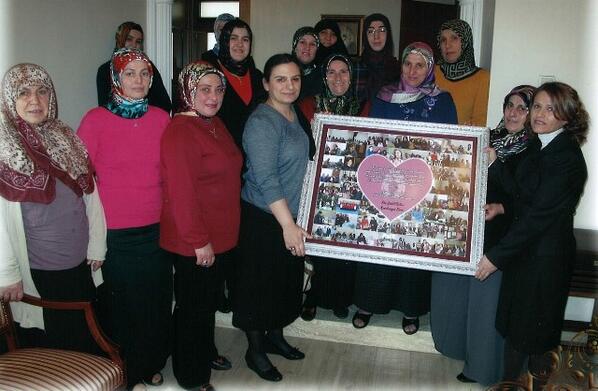 rizegonulelci's tweet photo. Rutin olarak düzenlenen kahvaltıların 5.sinde Sayın Cemile ÇAKIR'a çalışmaları simgeleyen bir tablo takdim edildi. http://t.co/hDWDgTwXI1