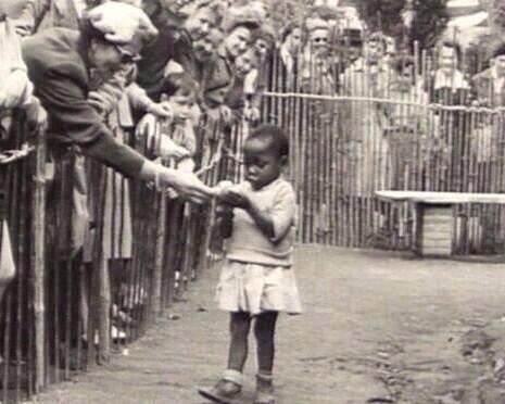HistoryInTweet's tweet photo. من أبشع صور العنصرية وضع الأطفال السود في أقفاص للحيوانات فما كان يعرف بـ Humanzoo حدائق حيوانات البشر.
بروكسيل 1958 http://t.co/SNvMFEl74W