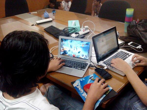 yang lain bikin game yang ini main game @SegitigaNet #ggj2014 #bdgggj2014
