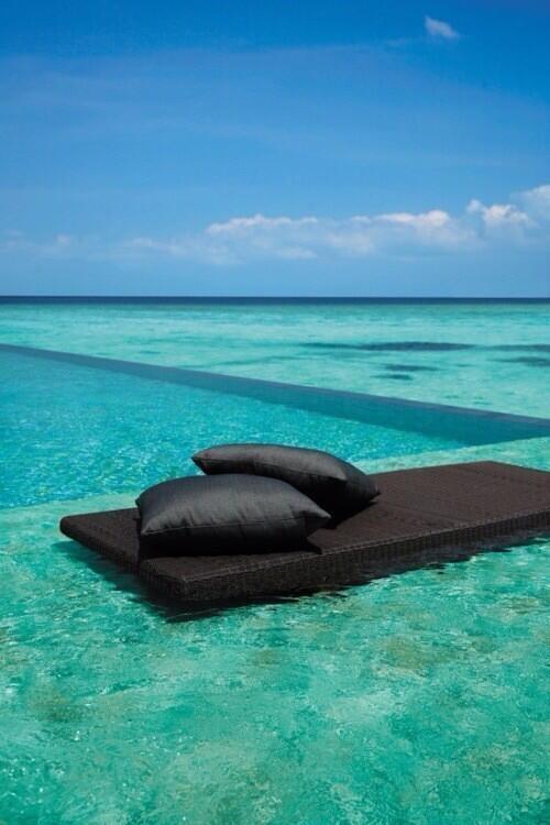 Retweet if you would love to be laying here right now.