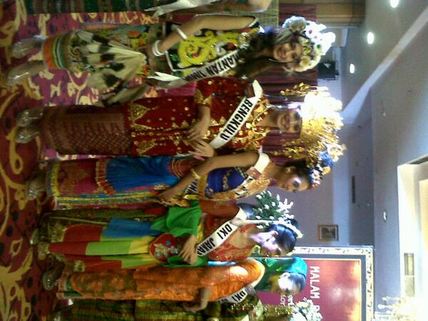 Anye_koMala's tweet photo. Semangad uni lia @RobbyAbdul @ronanmaxim @jefriomartiyus @steffiolivia malam bakat http://t.co/Fov5JQuGad