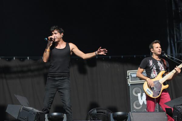 RocknCoke's tweet photo. Manga'nın #RockNCoke2013'te yeni şarkısı Aptal Olma'yı  söylediği anlar. http://t.co/G8VgpdxD8T
